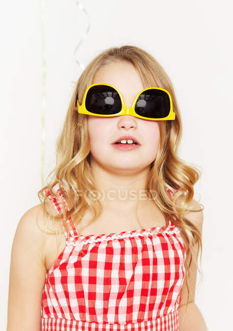 Дівчина з сонцезахисними окулярами зверху вниз — стокове фото