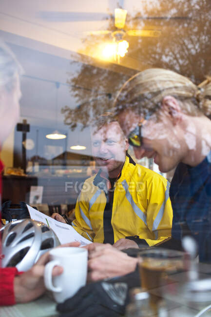 Reunión de ciclistas en la cafetería - foto de stock