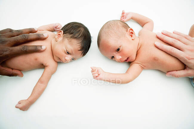 Multirassische Hände auf Babybäuchen — Stockfoto