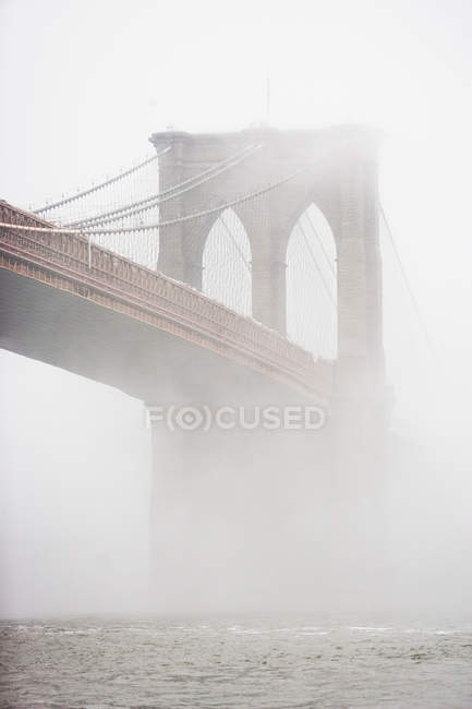 Niebla rodando sobre puente de Brooklyn - foto de stock