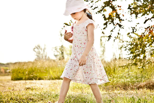 Little girl walking in park — Stock Photo