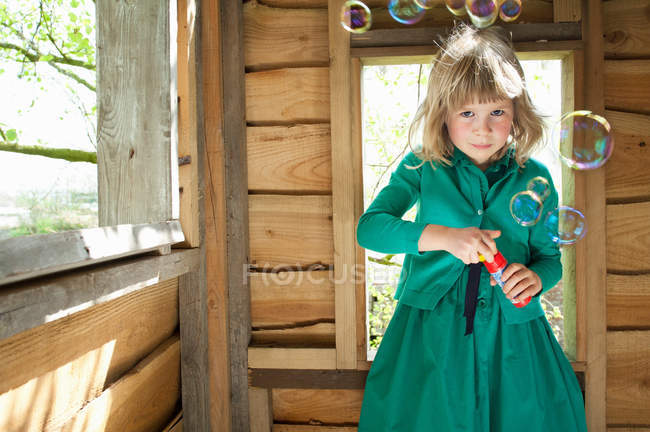 Дівчина грає будинок з бульбашками — стокове фото