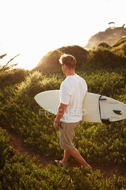 Surfista caminando por el sendero - foto de stock