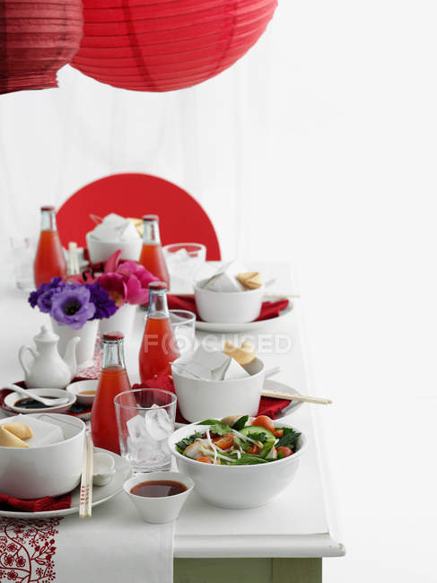 Conjunto de mesa con comida china y refresco - foto de stock