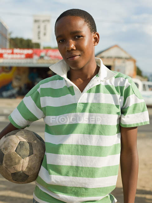 Мальчик-подросток с футболом — стоковое фото