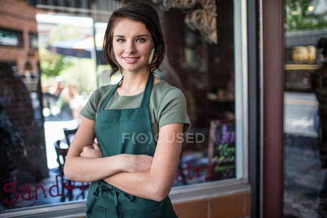 Retrato de adolescente fora do café — Fotografia de Stock
