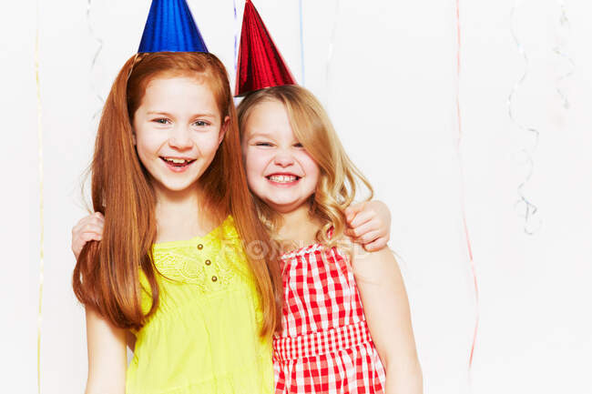 Meninas felizes em chapéus de festa — Fotografia de Stock