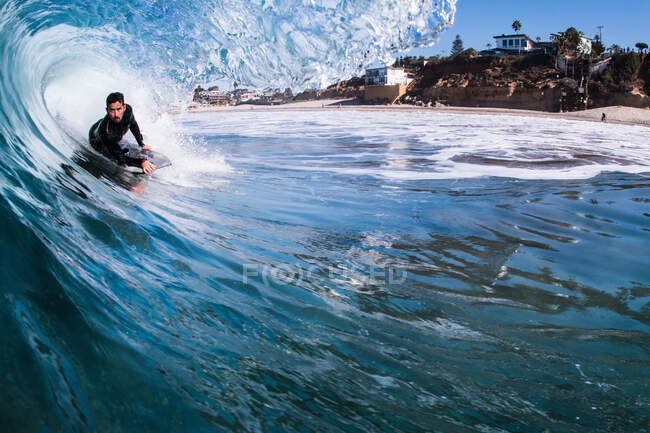 Surf homme en mer, Encinitas, Californie, États-Unis — Photo de stock