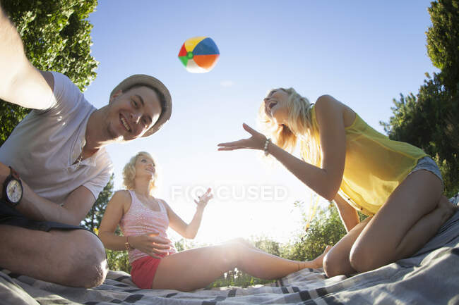 Повія друзів, які грають з пляжним м'ячем у парку — стокове фото