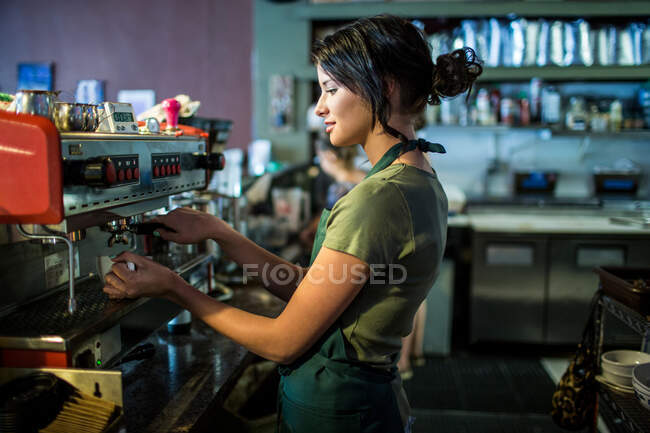 Cameriera adolescente preparare il caffè in cucina caffè — Foto stock