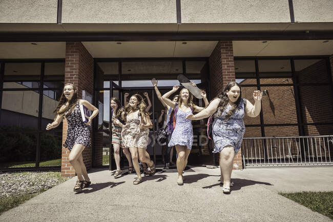Teenager-Gymnasiasten laufen von der Schule — Stockfoto