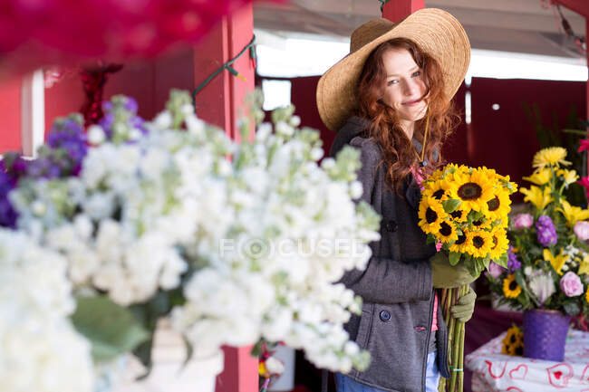 Флорист тримає букет в магазині — стокове фото