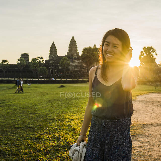 Женщина перед храмом Ангкор Ват, Сием Рип, Камбоджа — стоковое фото