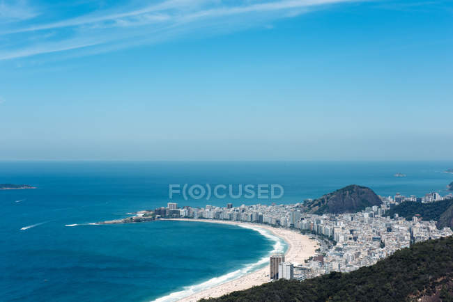 Вид с воздуха на пляж Копакабана, Рио-де-Жанейро, Бразилия — стоковое фото