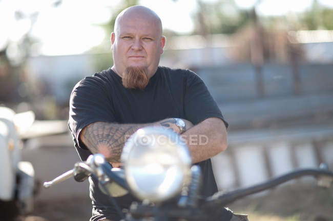 Портрет людина сидить на мотоциклі — стокове фото