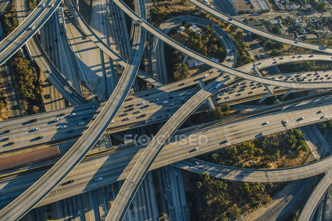 Воздушный вид изогнутых эстакад и шоссе при солнечном свете — стоковое фото