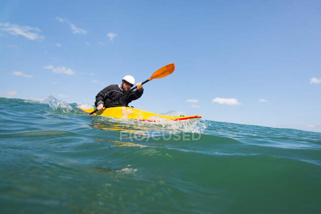 Man paddling kayak in mare, Las Huacas, Guanacaste, Costa Rica, America centrale — Foto stock