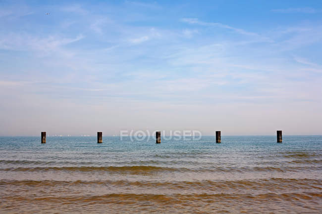 Vista à distância de Groynes no mar, Chicago — Fotografia de Stock