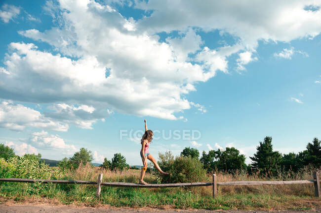 Teenager balanciert auf Holzzaun — Stockfoto