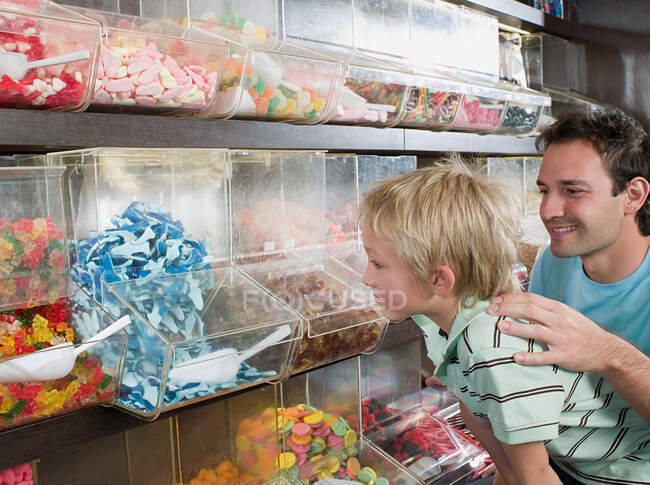 Un padre e un figlio che scelgono dolci — Foto stock