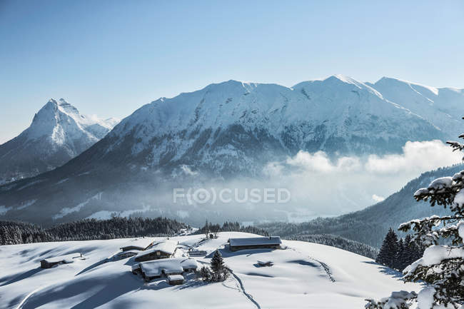 Esquí lodge en el paisaje nevado - foto de stock