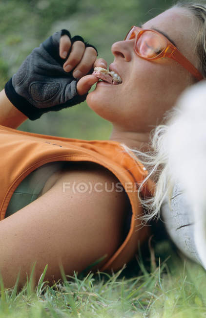 Retrato de mulher comendo comida — Fotografia de Stock