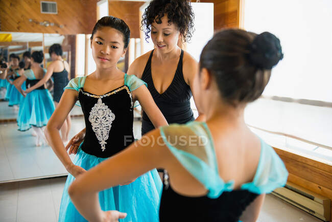 Mujer madura enseñando bailarinas - foto de stock