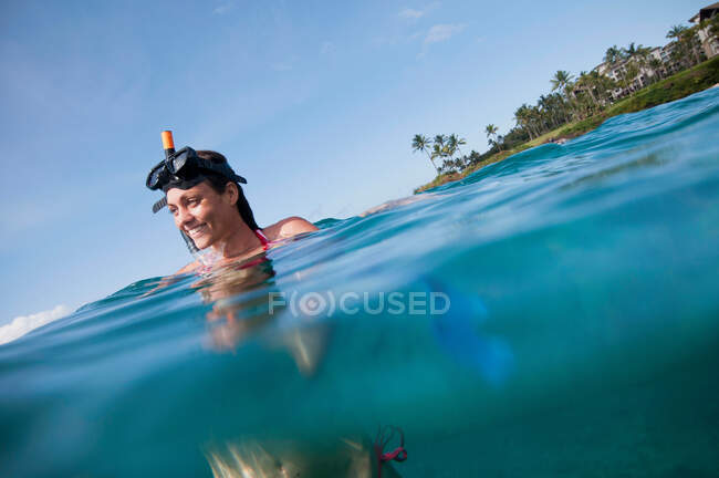 Femme Plongée en apnée dans l'océan tropical — Photo de stock