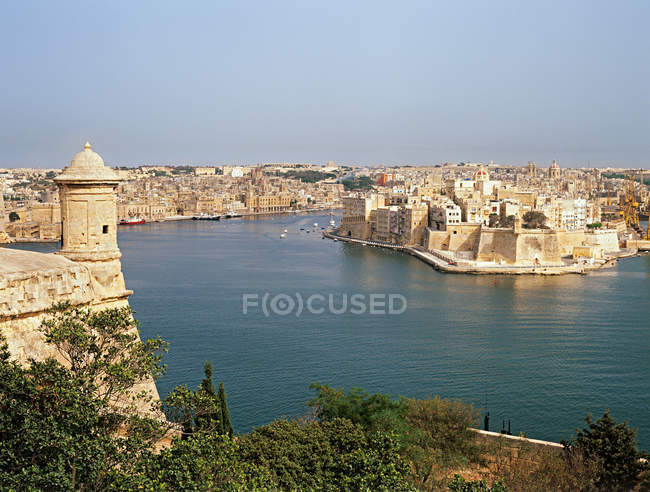 Observando vista de Valletta malta e céu limpo — Fotografia de Stock