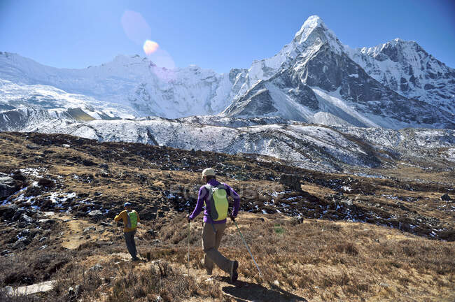 Trekkers iniciando caminata de día, Chhukung, Nepal - foto de stock