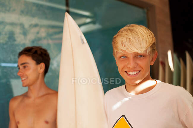 Два молодих чоловіка з дошкою для серфінгу — стокове фото