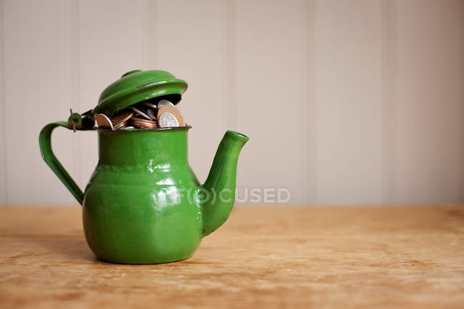 Крупним планом вид на гроші в зеленому чайнику в приміщенні — стокове фото