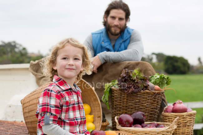 Father and son with produce in truck bed — Stock Photo
