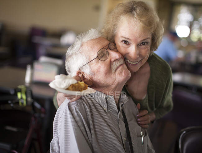 Senior mulher abraçando o homem sênior, sorrindo — Fotografia de Stock