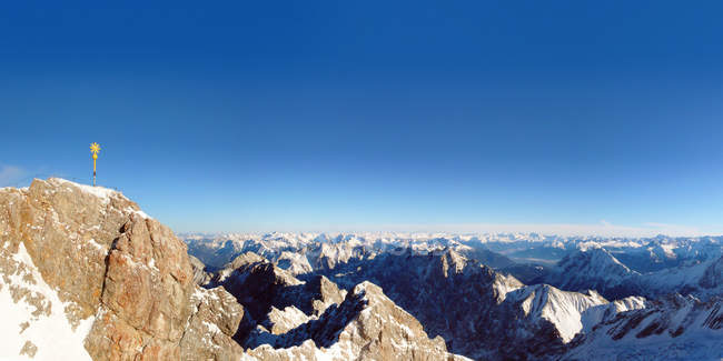 Вид с горы Цугшпитце в юго-восточном направлении, Германия и Австрия — стоковое фото