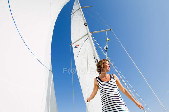 Frau läuft auf Boot — Stockfoto