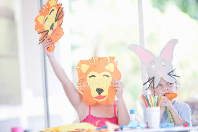 Masque pour enfants faisant la fête — Photo de stock