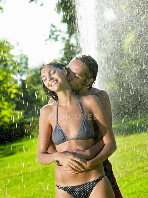 Couple under a water-jet — Stock Photo