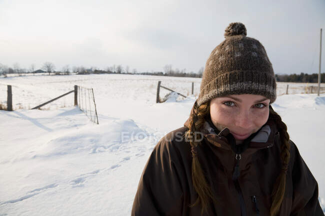 Retrato de mulher sorridente na neve — Fotografia de Stock