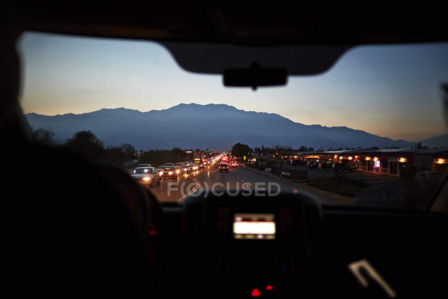 Blick auf den Straßenverkehr durch Autofenster, Palmfedern, Kalifornien, USA — Stockfoto