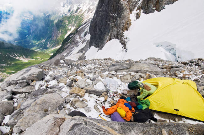 Una arrampicatrice campeggia sul ghiacciaio — Foto stock