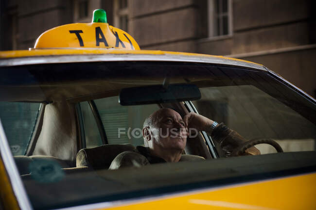 Taxi driver In attesa di tariffa in un taxi — Foto stock