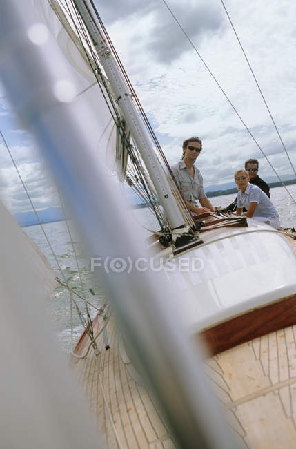 Grupo de amigos no barco — Fotografia de Stock