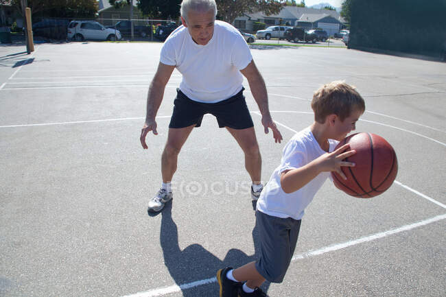 Чоловік і онук грають у баскетбол — стокове фото