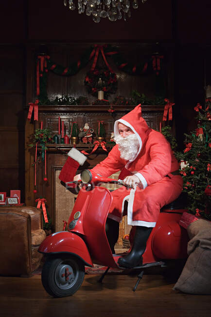 Санта Клаус їде на мопеді — стокове фото