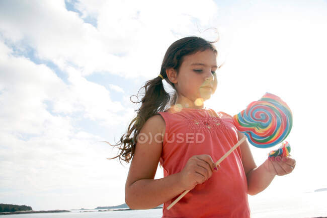 Little girl with huge lolly pop — Stock Photo