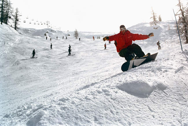 Мужчина в действии на сноуборде — стоковое фото