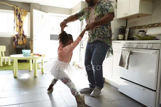 Père et fille jouant dans la cuisine — Photo de stock