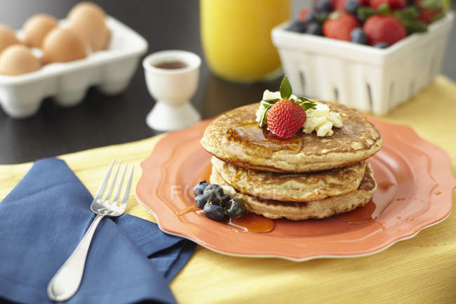 Breakfast pancakes with fruit served on plate — Stock Photo