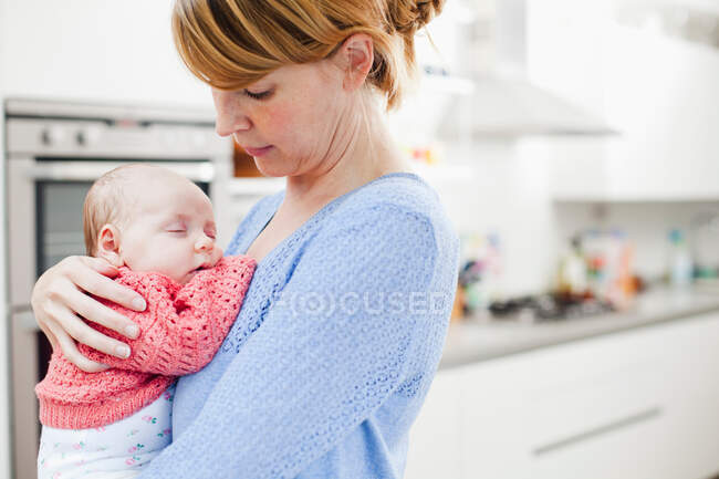 Мать держит новорожденную дочь — стоковое фото